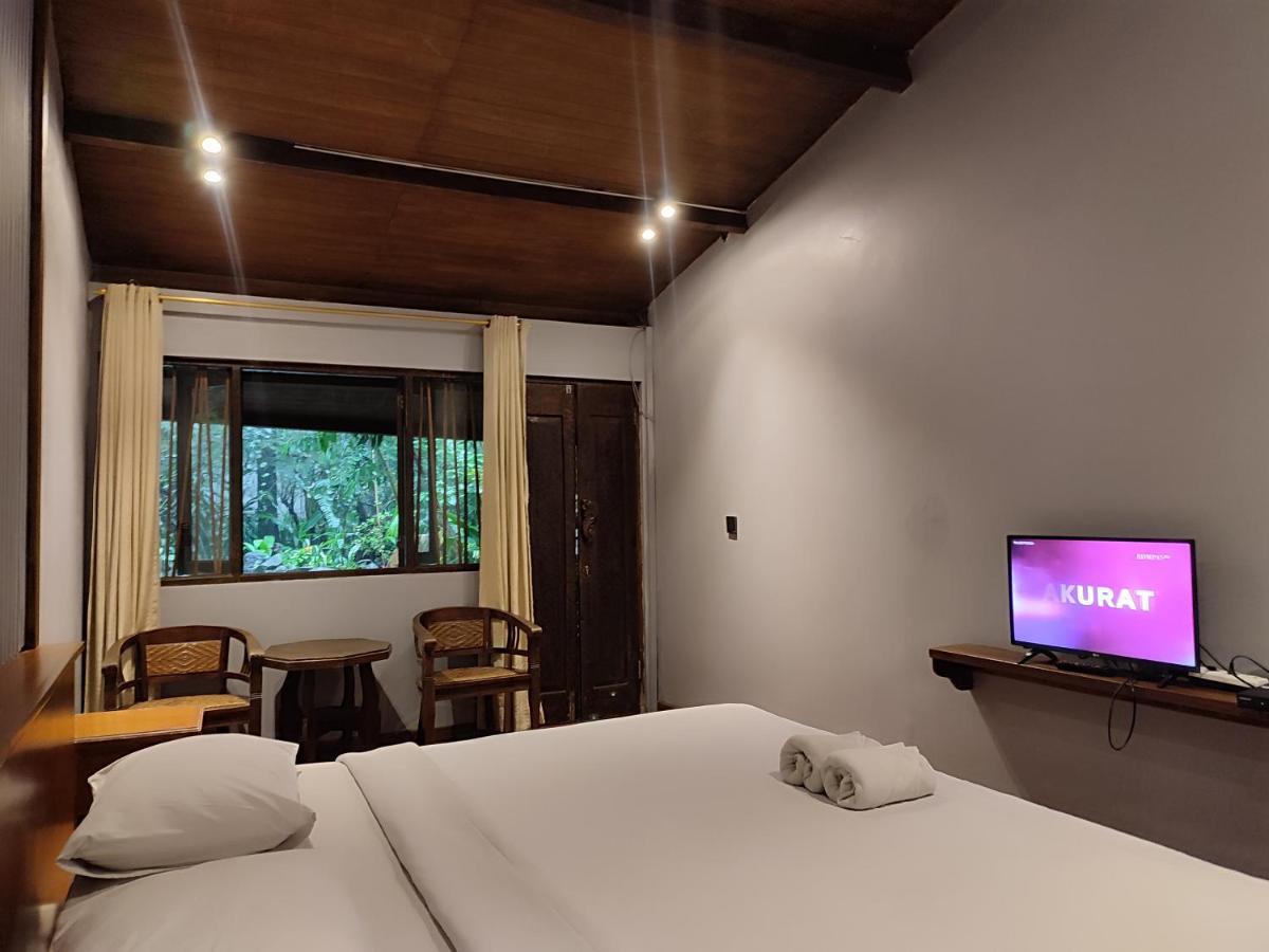 Imah Seniman Hotel Lembang Exterior foto