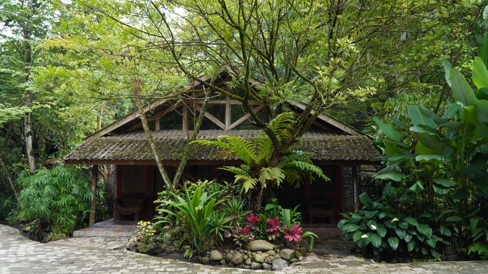 Imah Seniman Hotel Lembang Exterior foto