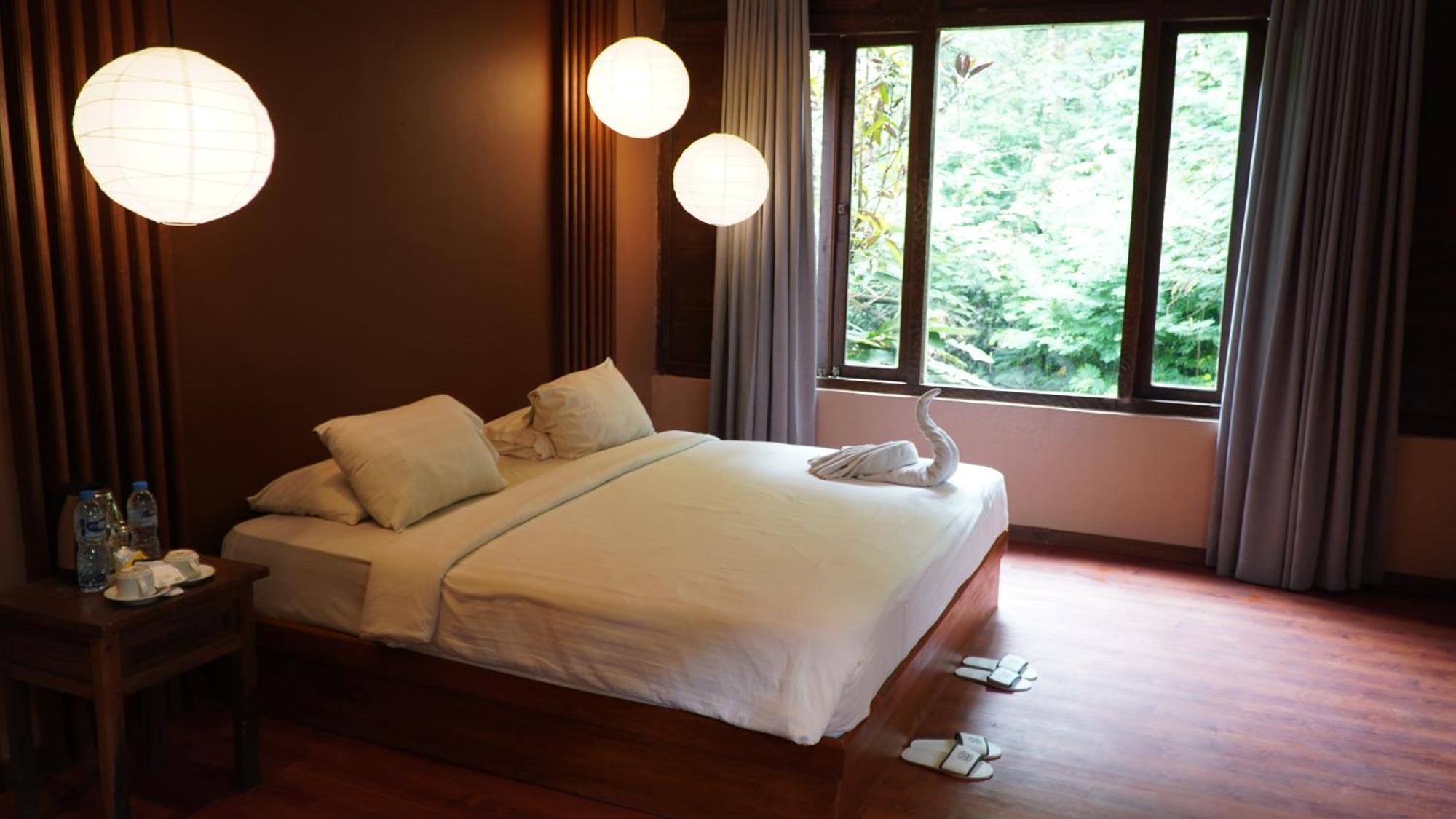 Imah Seniman Hotel Lembang Exterior foto