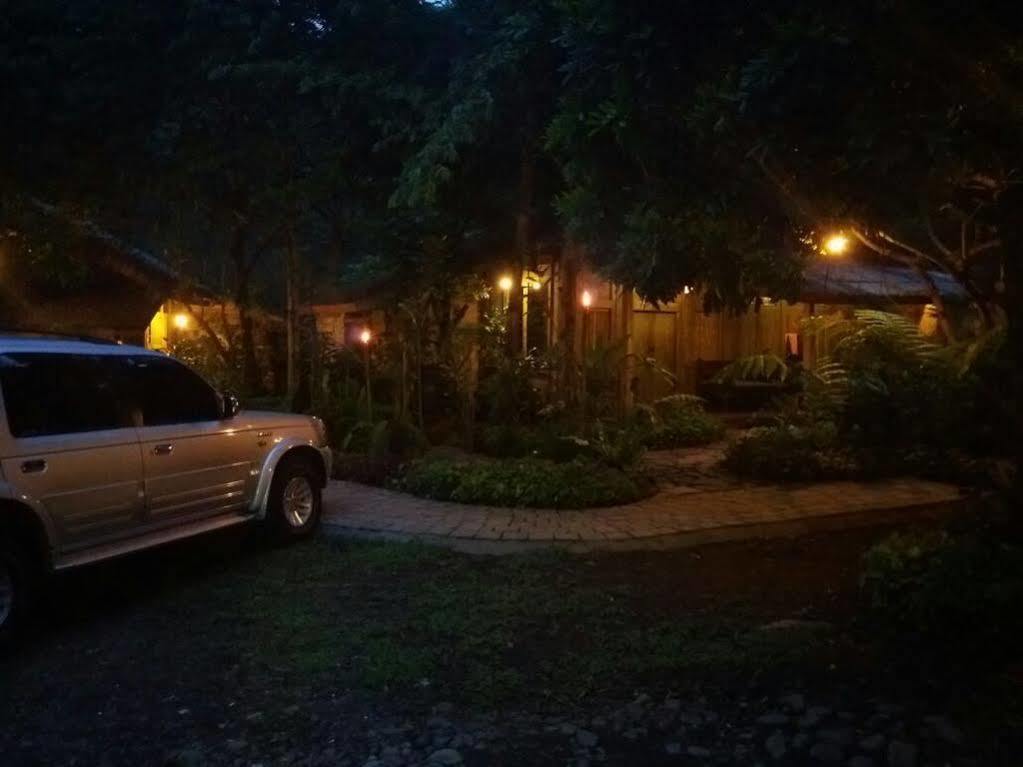 Imah Seniman Hotel Lembang Exterior foto